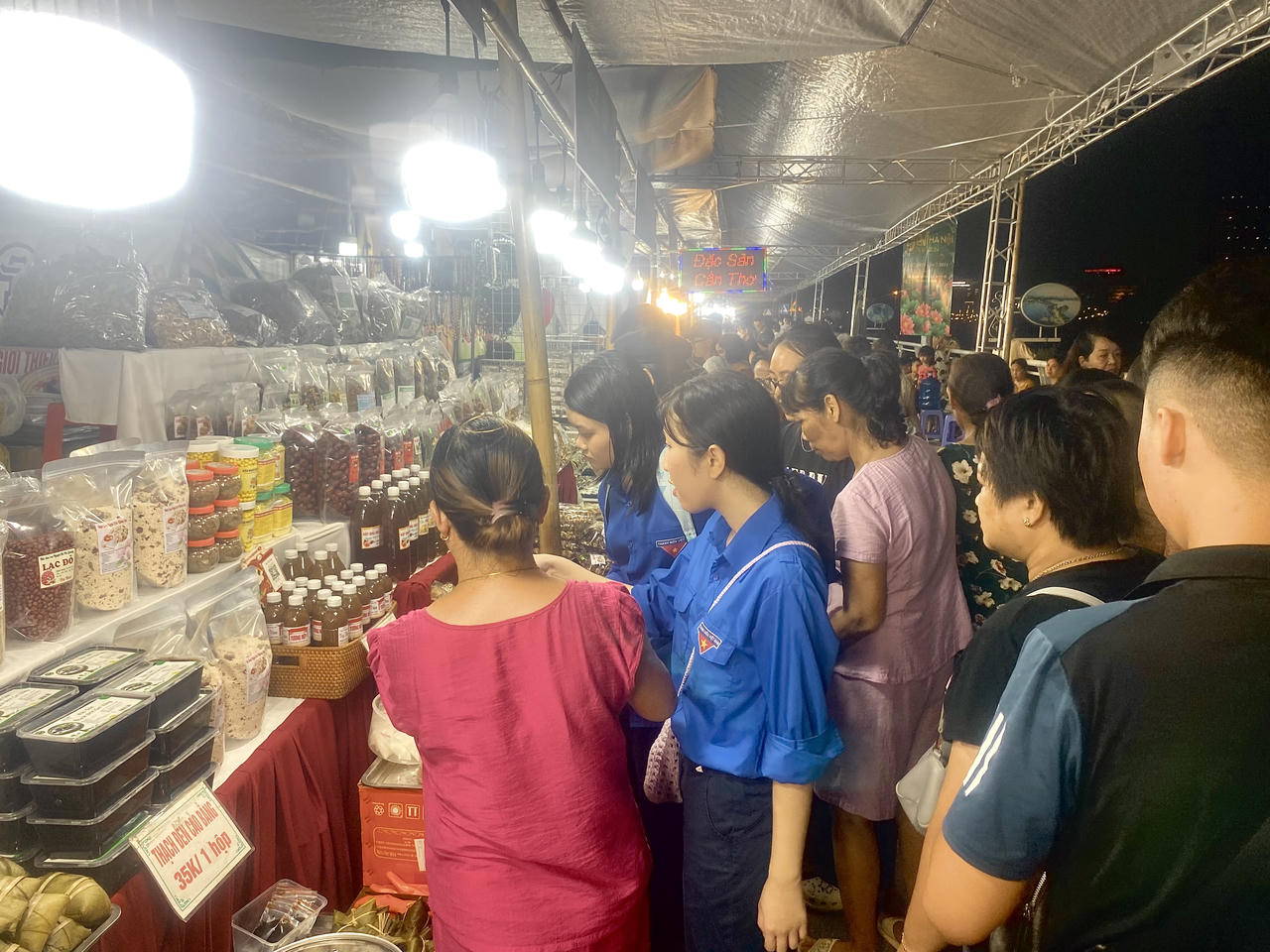 Nhộn nhịp không khí Lễ hội Sen Hà Nội 2024