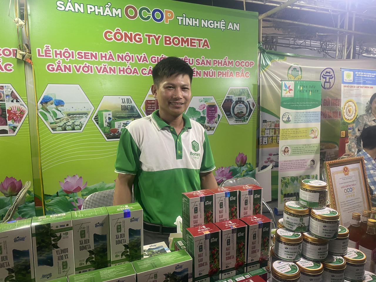 Nhộn nhịp không khí Lễ hội Sen Hà Nội 2024