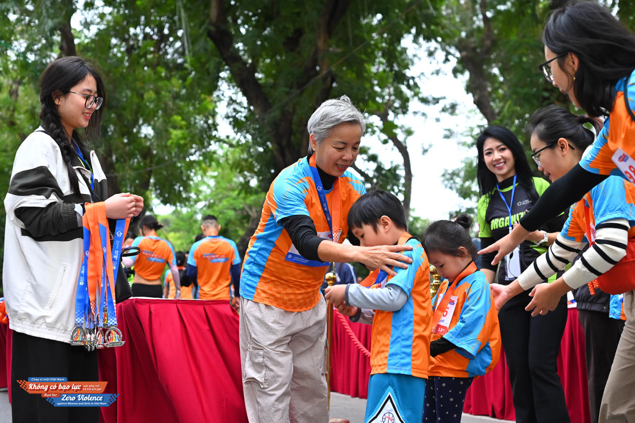 2.000 người chạy vì một Việt Nam không có bạo lực với phụ nữ và trẻ em gái 