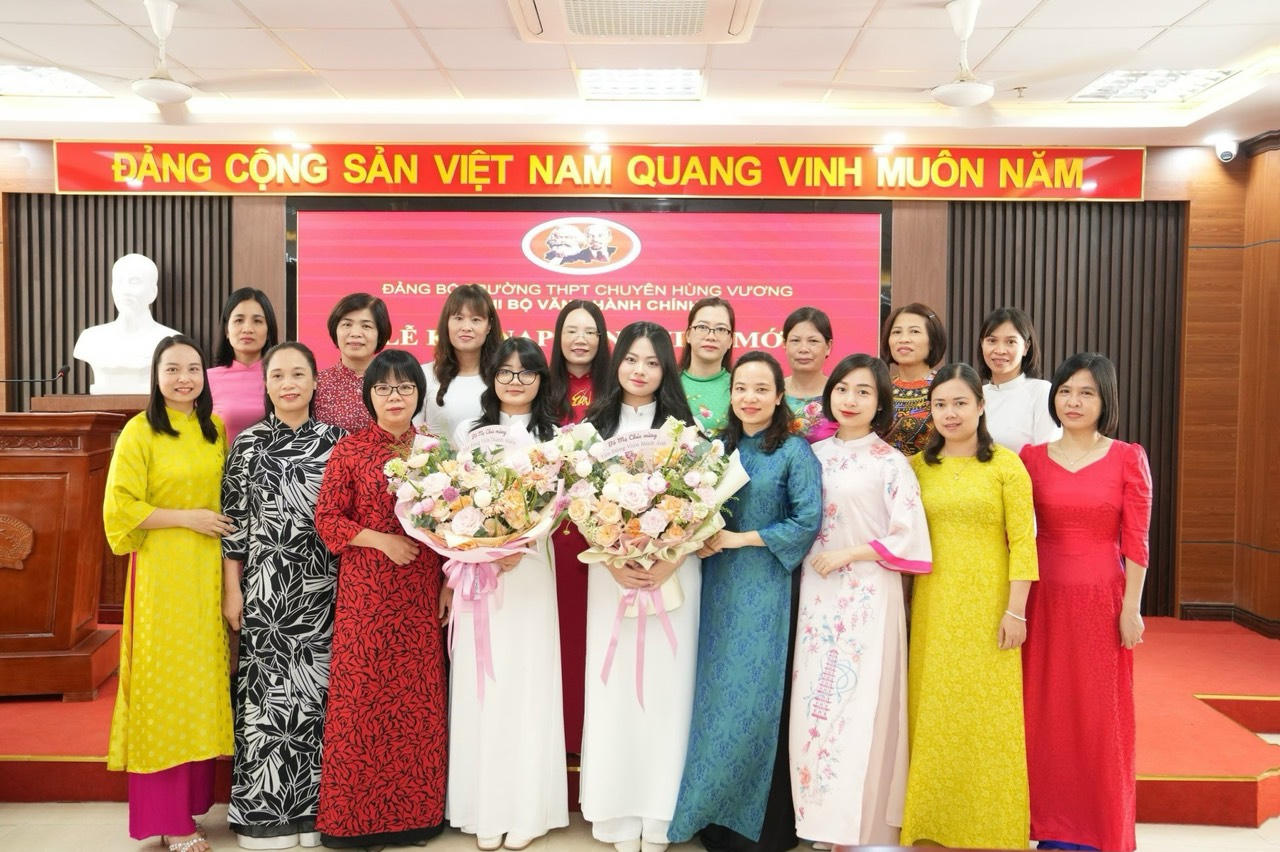 Trường THPT Chuyên Hùng Vương chú trọng phát triển Đảng trong học sinh