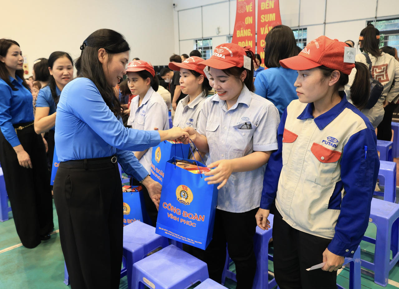 Vĩnh Phúc tổ chức nhiều hoạt động thiết thực vì người lao động