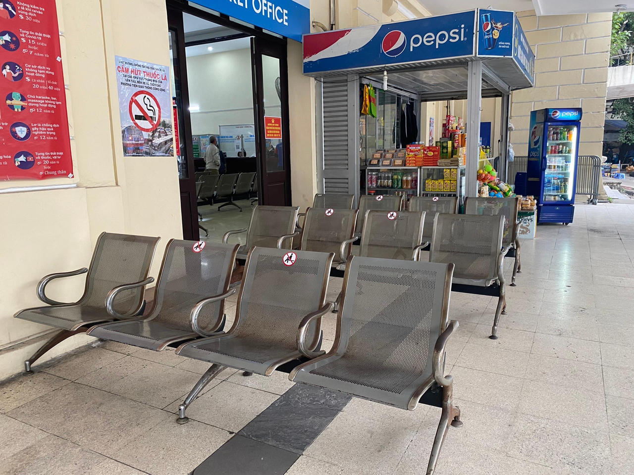 Ga Hà Nội vắng khách mua vé tàu Tết