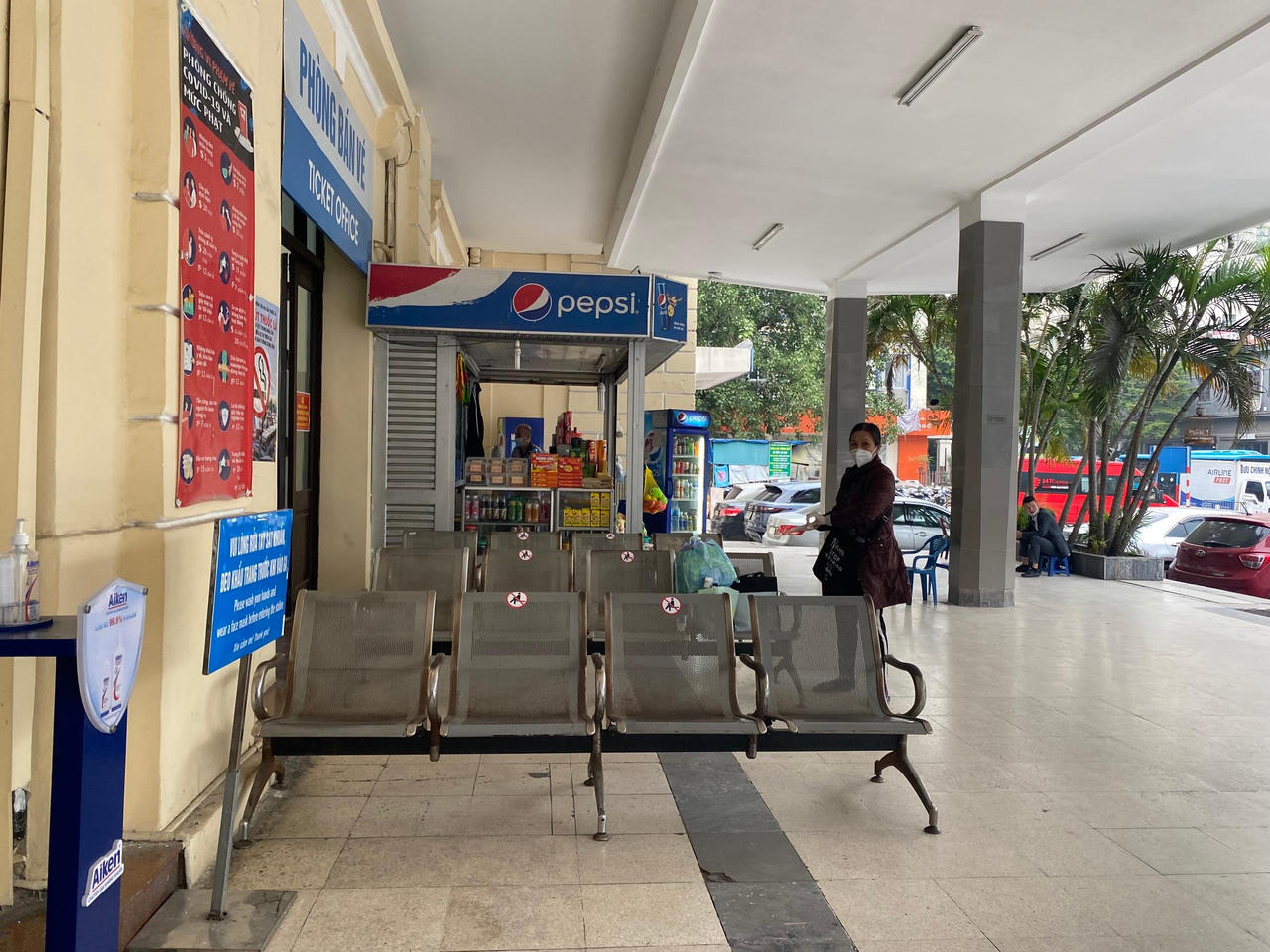 Ga Hà Nội vắng khách mua vé tàu Tết