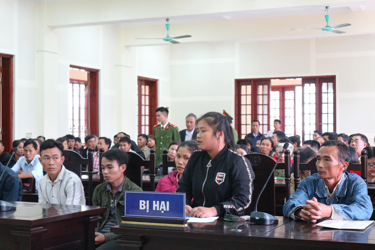 Nỗi đau của hai người vợ trong phiên tòa xét xử kẻ dí điện giết người