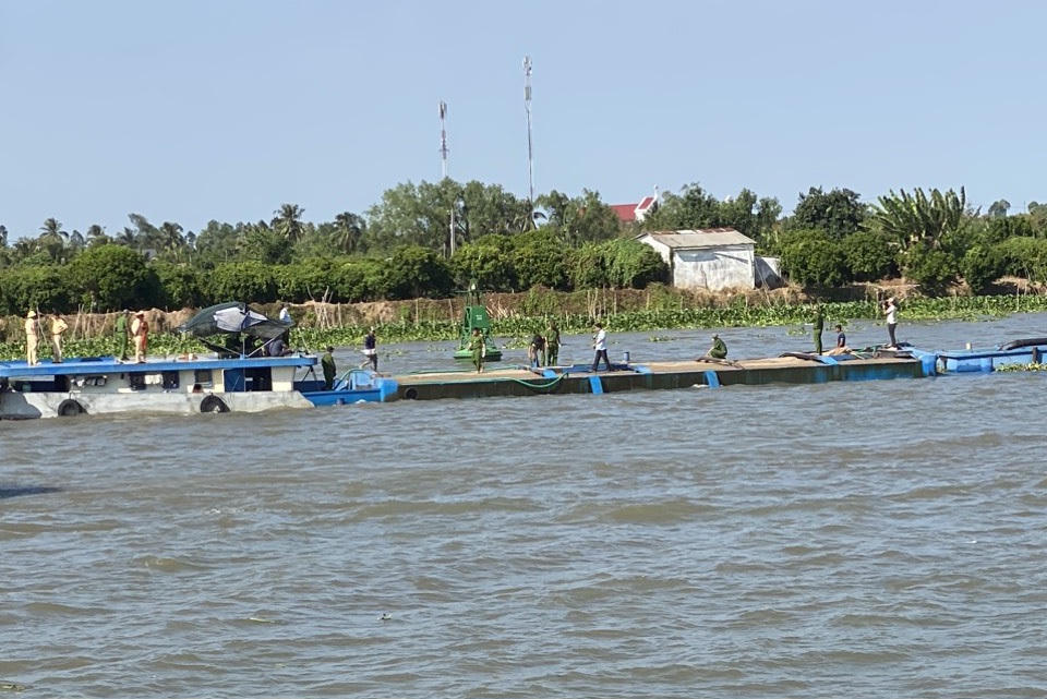 Bắt giữ 16 phương tiện khai thác cát trái phép trên sông Tiền