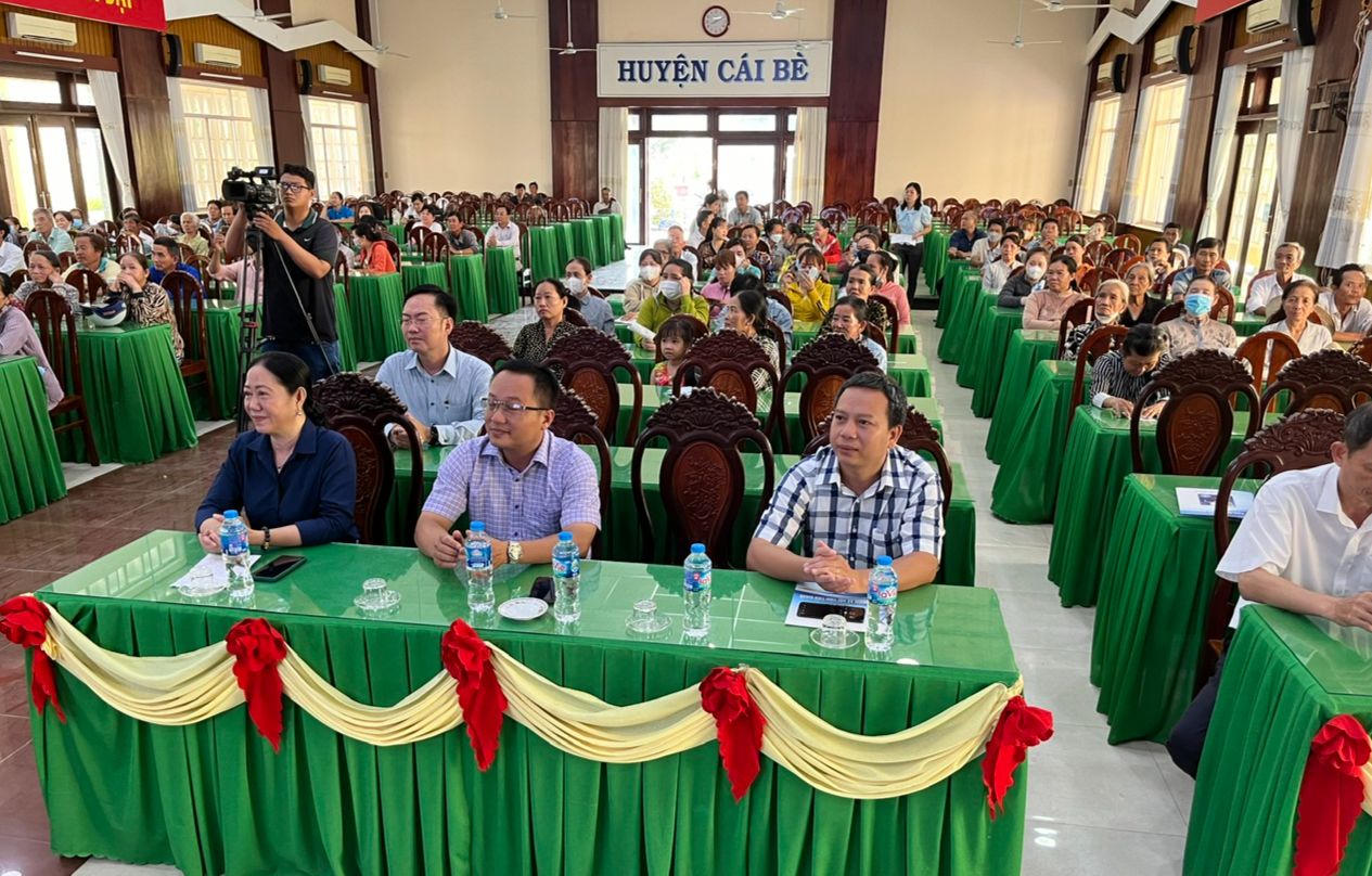 Trao tặng thẻ BHYT cho hộ gia đình có mức sống trung bình ở Tiền Giang