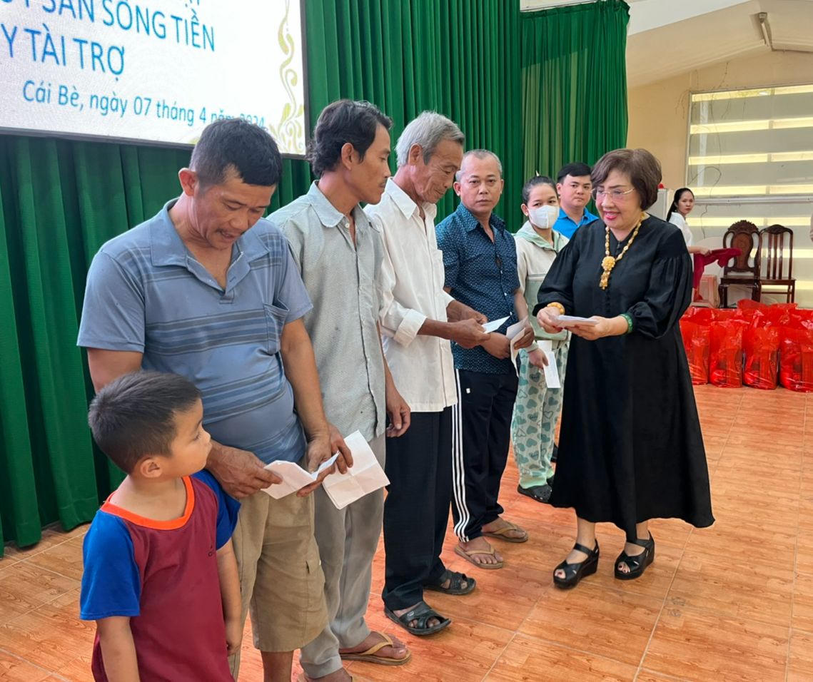 Trao tặng thẻ BHYT cho hộ gia đình có mức sống trung bình ở Tiền Giang