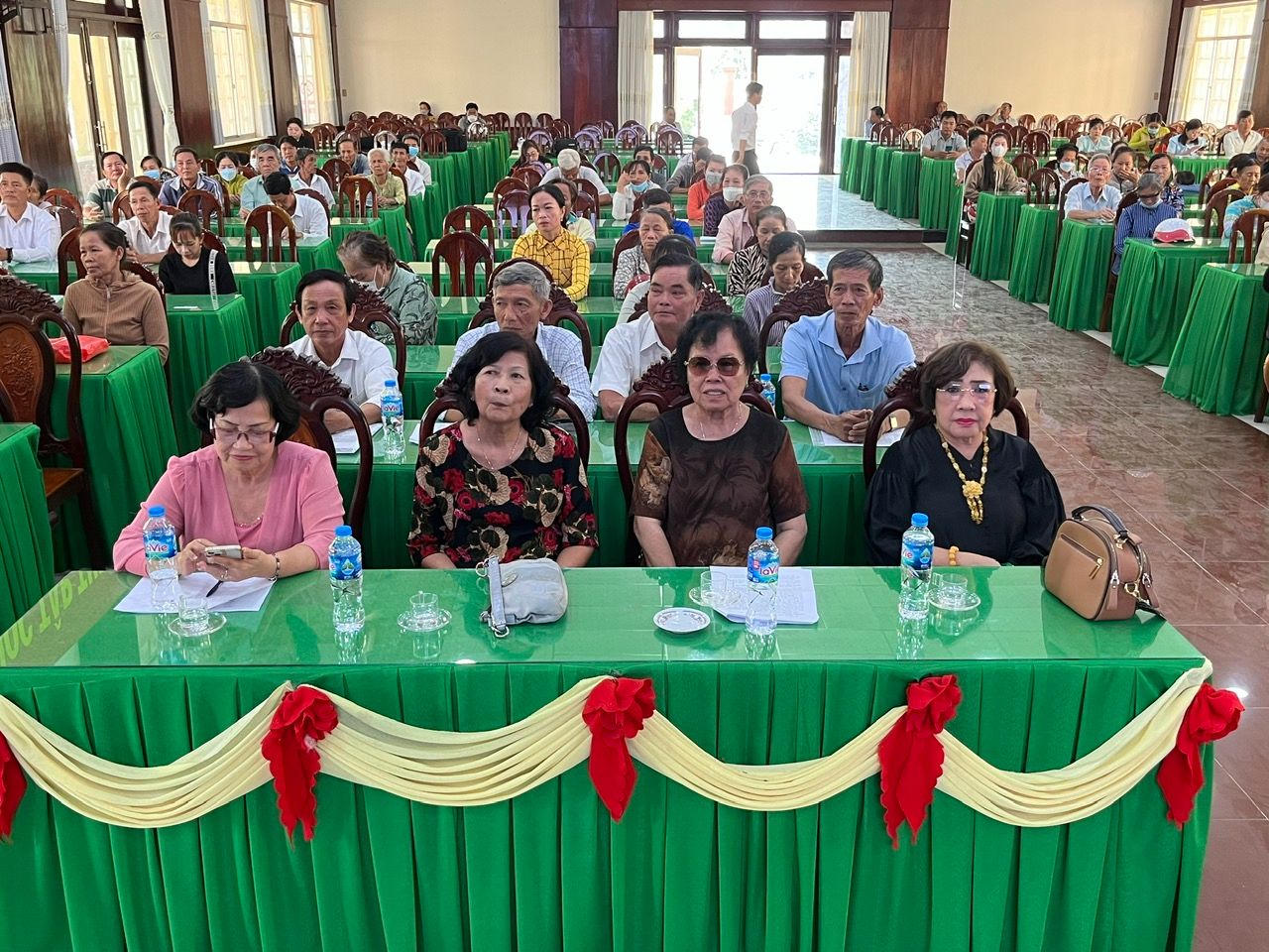 Trao tặng thẻ BHYT cho hộ gia đình có mức sống trung bình ở Tiền Giang