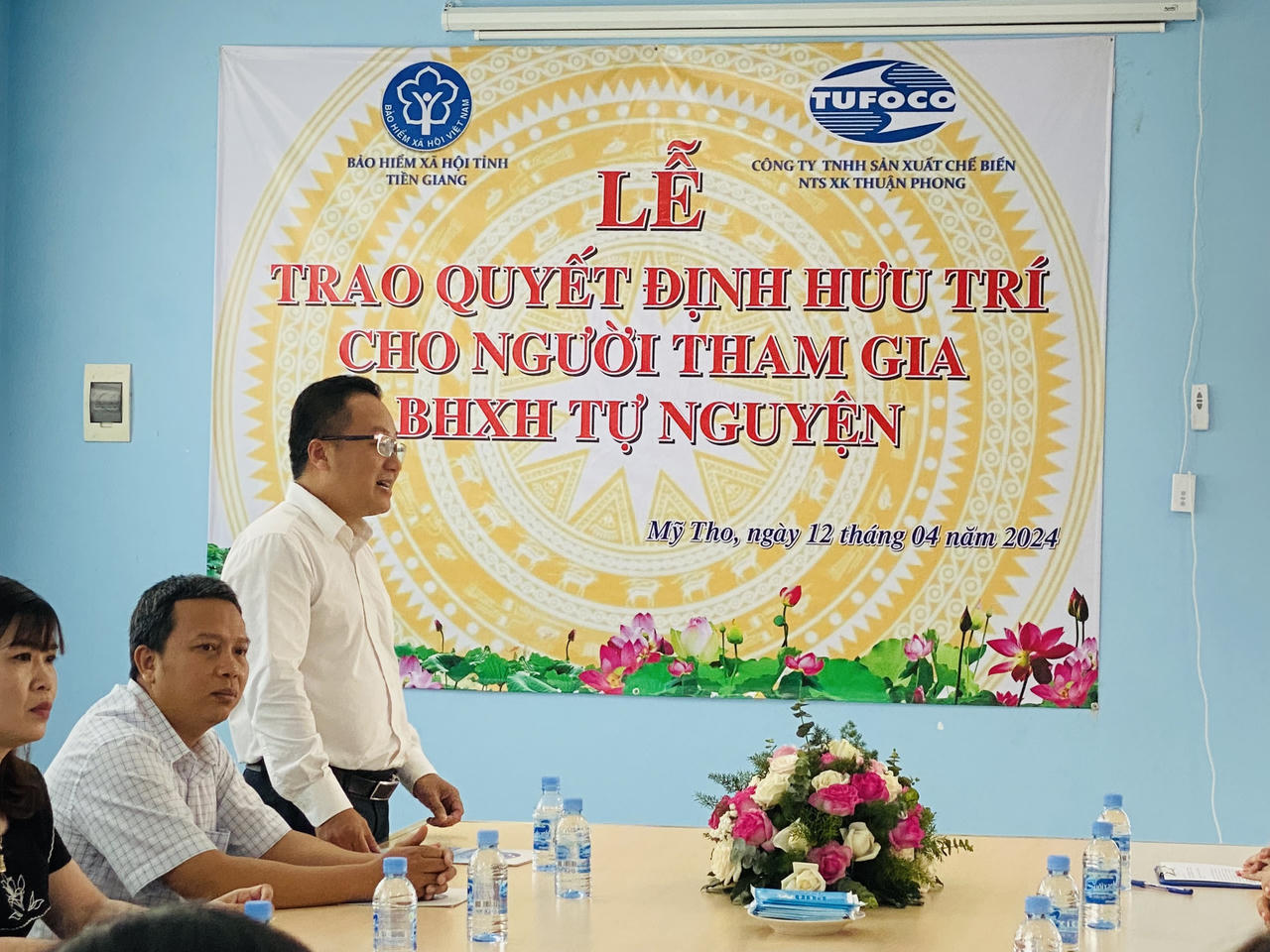 Trao quyết định hưởng chế độ hưu trí cho người tham gia BHXH tự nguyện ở Tiền Giang