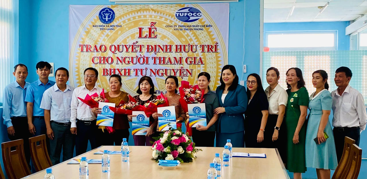 Trao quyết định hưởng chế độ hưu trí cho người tham gia BHXH tự nguyện ở Tiền Giang