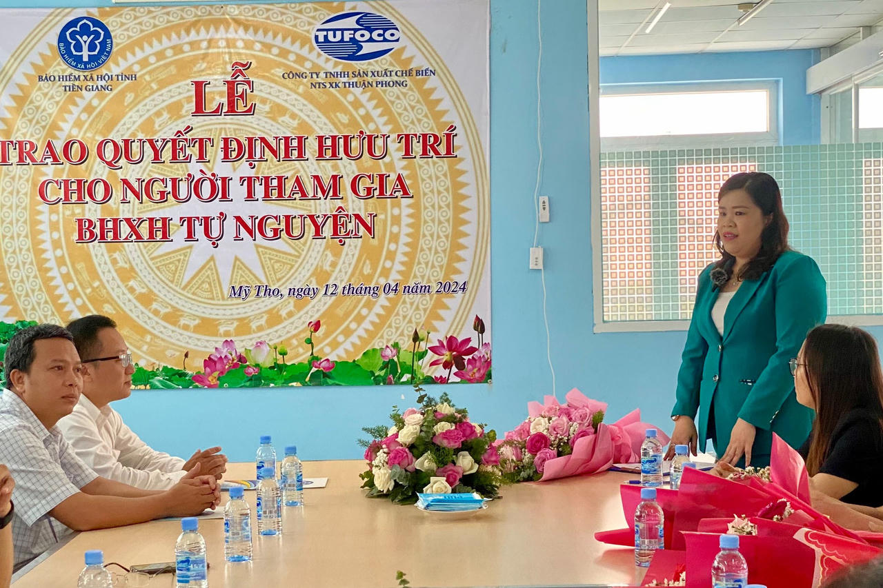 Trao quyết định hưởng chế độ hưu trí cho người tham gia BHXH tự nguyện ở Tiền Giang