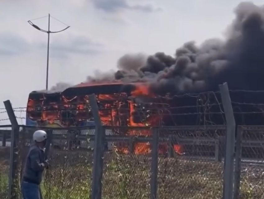 Xe giường nằm cháy trơ khung trên cao tốc TP HCM - Trung Lương