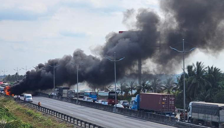 Xe giường nằm cháy trơ khung trên cao tốc TP HCM - Trung Lương