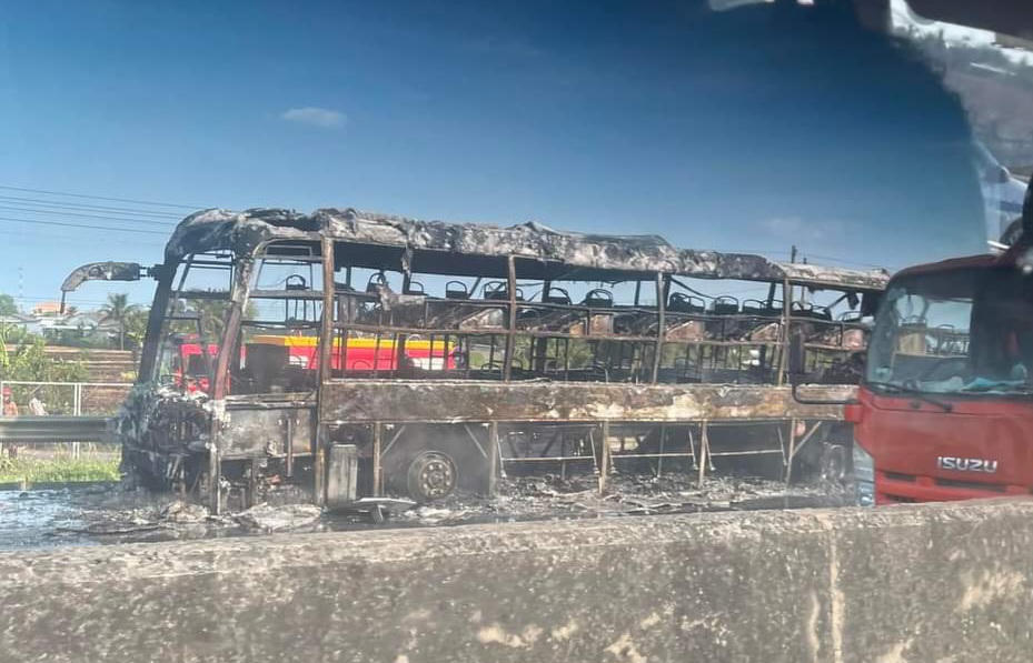 Xe giường nằm cháy trơ khung trên cao tốc TP HCM - Trung Lương