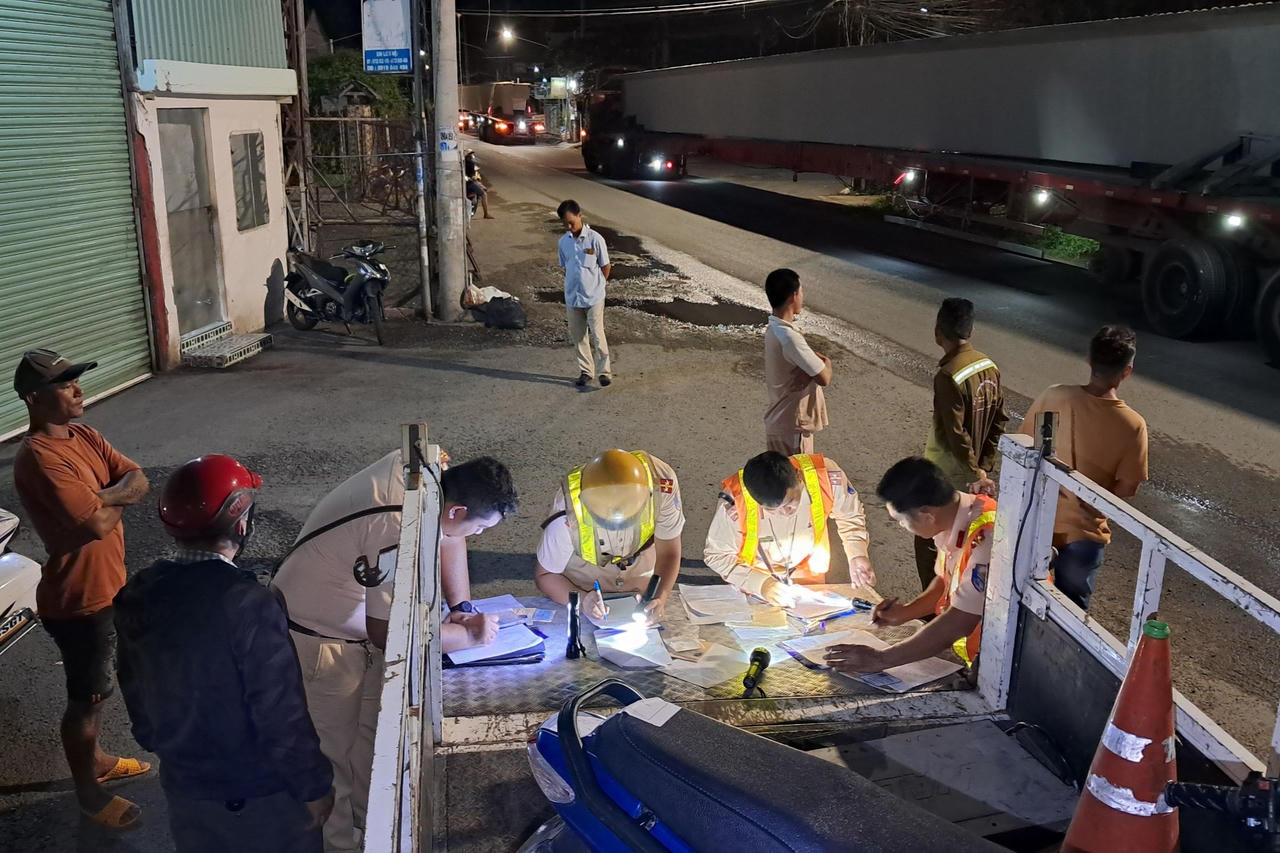 Xe đầu kéo chở dầm cầu khủng quá tải lưu thông trên địa bàn Tân Phước