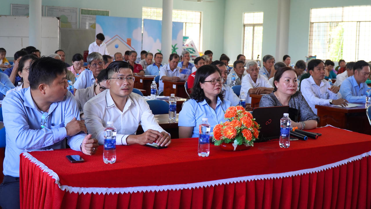 Người dân mua BHXH tự nguyện ngay sau khi dự mô hình điểm truyền thông khách hàng