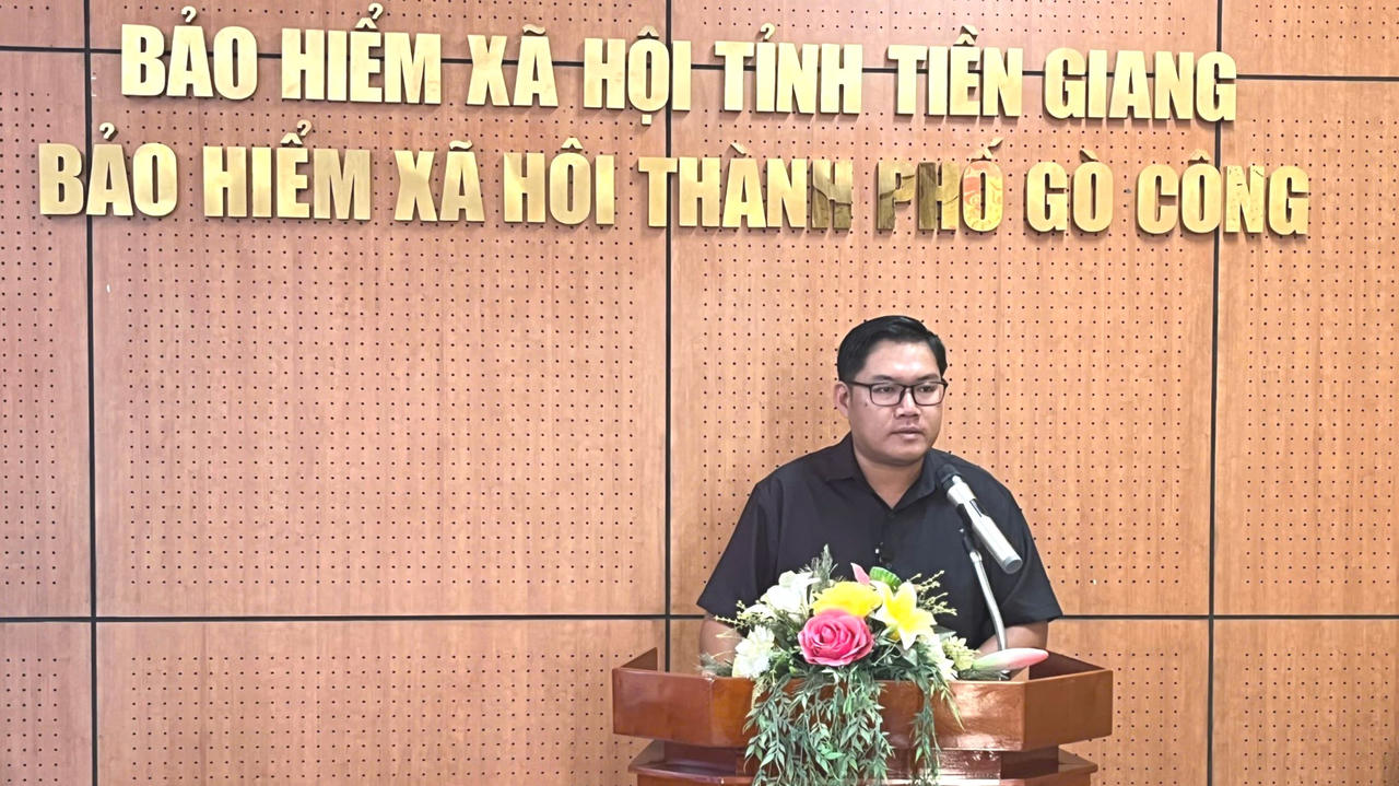 BHXH Tp Gò Công trao tiền chế độ cho thân nhân người tham gia BHXH tự nguyện