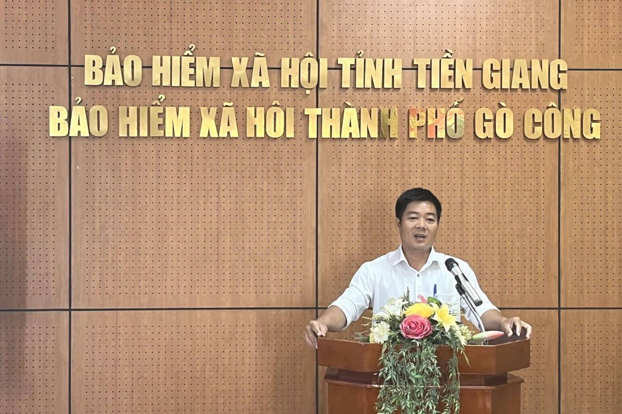 BHXH Tp Gò Công trao tiền chế độ cho thân nhân người tham gia BHXH tự nguyện