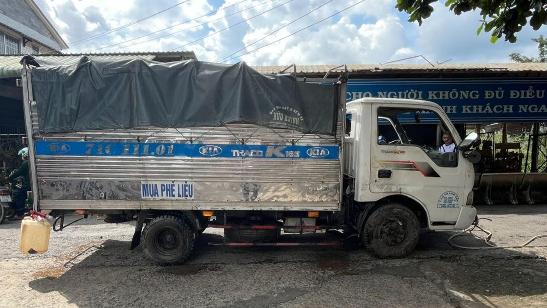 Trục vớt ô tô tải rơi xuống sông ở Tiền Giang