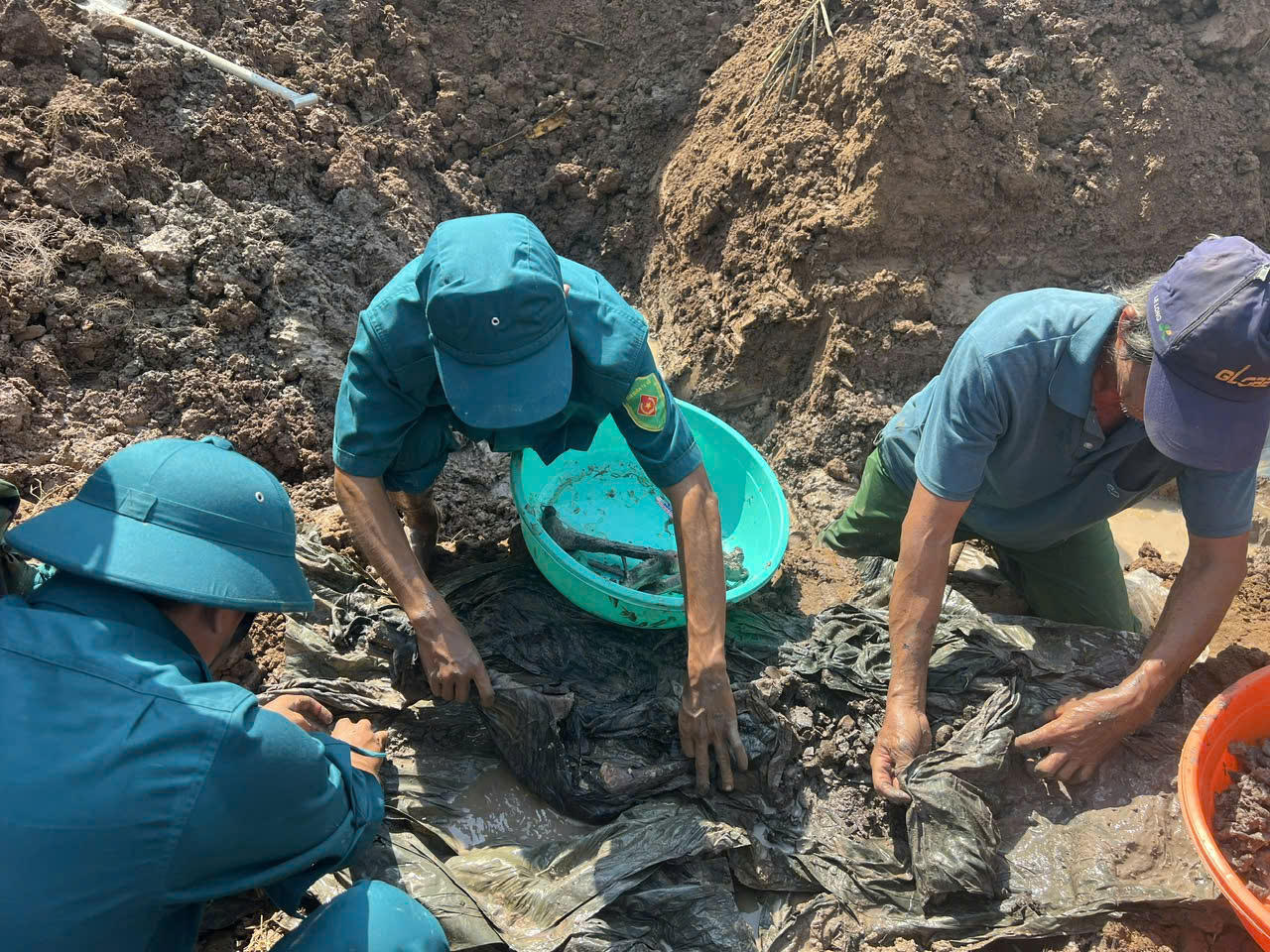 Cất bốc 14 bộ hài cốt liệt sĩ trên nghĩa trang tạm thời chiến tranh 