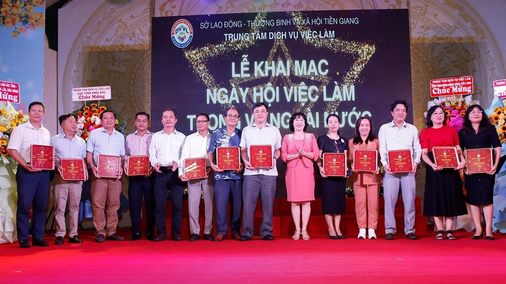 Tiền Giang sôi nổi ngày hội việc làm trong và ngoài nước