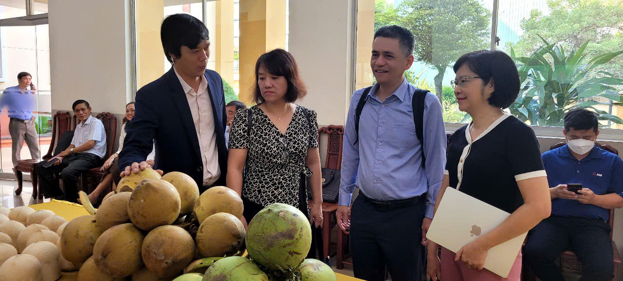 Tạo mối liên kết đưa sản phẩm từ trái dừa xuất khẩu bền vững