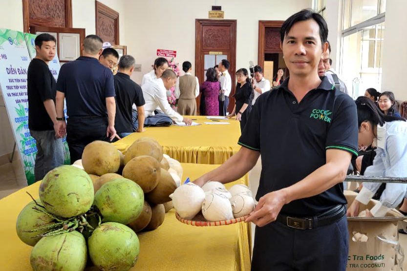 Tạo mối liên kết đưa sản phẩm từ trái dừa xuất khẩu bền vững