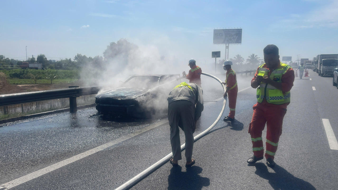 Ô tô cũ mới mua bốc cháy trên đường về nhà