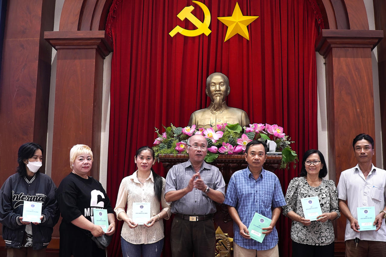 BHXH Tiền Giang trao gần 13.900 thẻ BHYT cho người dân có hoàn cảnh khó khăn 