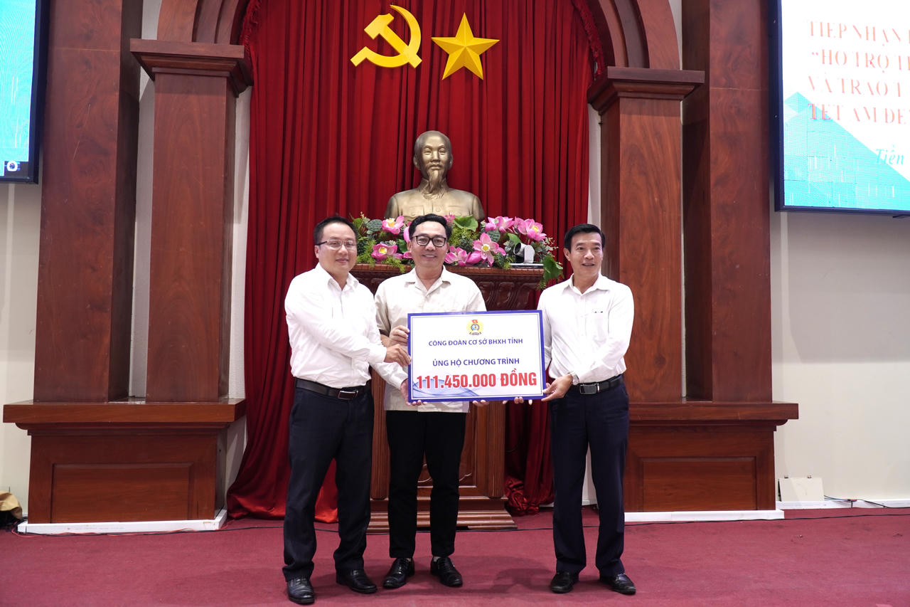 BHXH Tiền Giang trao gần 13.900 thẻ BHYT cho người dân có hoàn cảnh khó khăn 