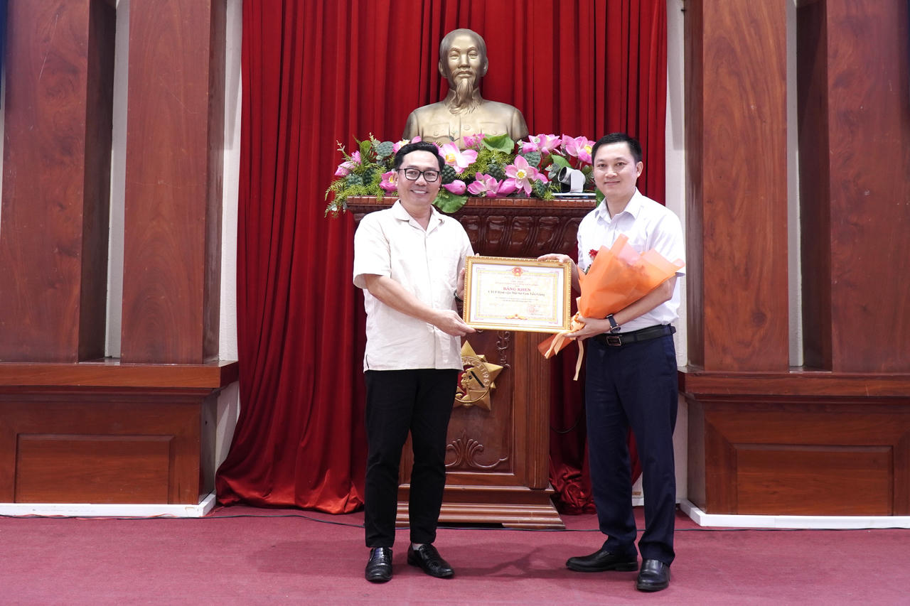 BHXH Tiền Giang trao gần 13.900 thẻ BHYT cho người dân có hoàn cảnh khó khăn 