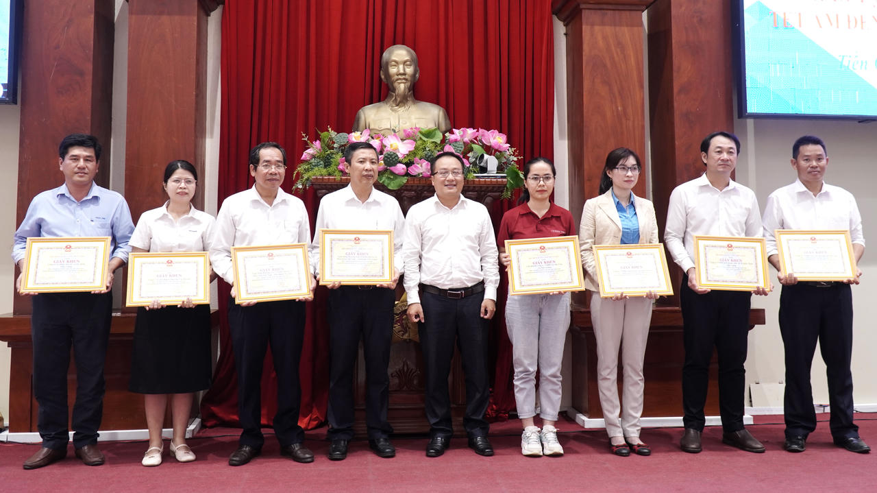 BHXH Tiền Giang trao gần 13.900 thẻ BHYT cho người dân có hoàn cảnh khó khăn 