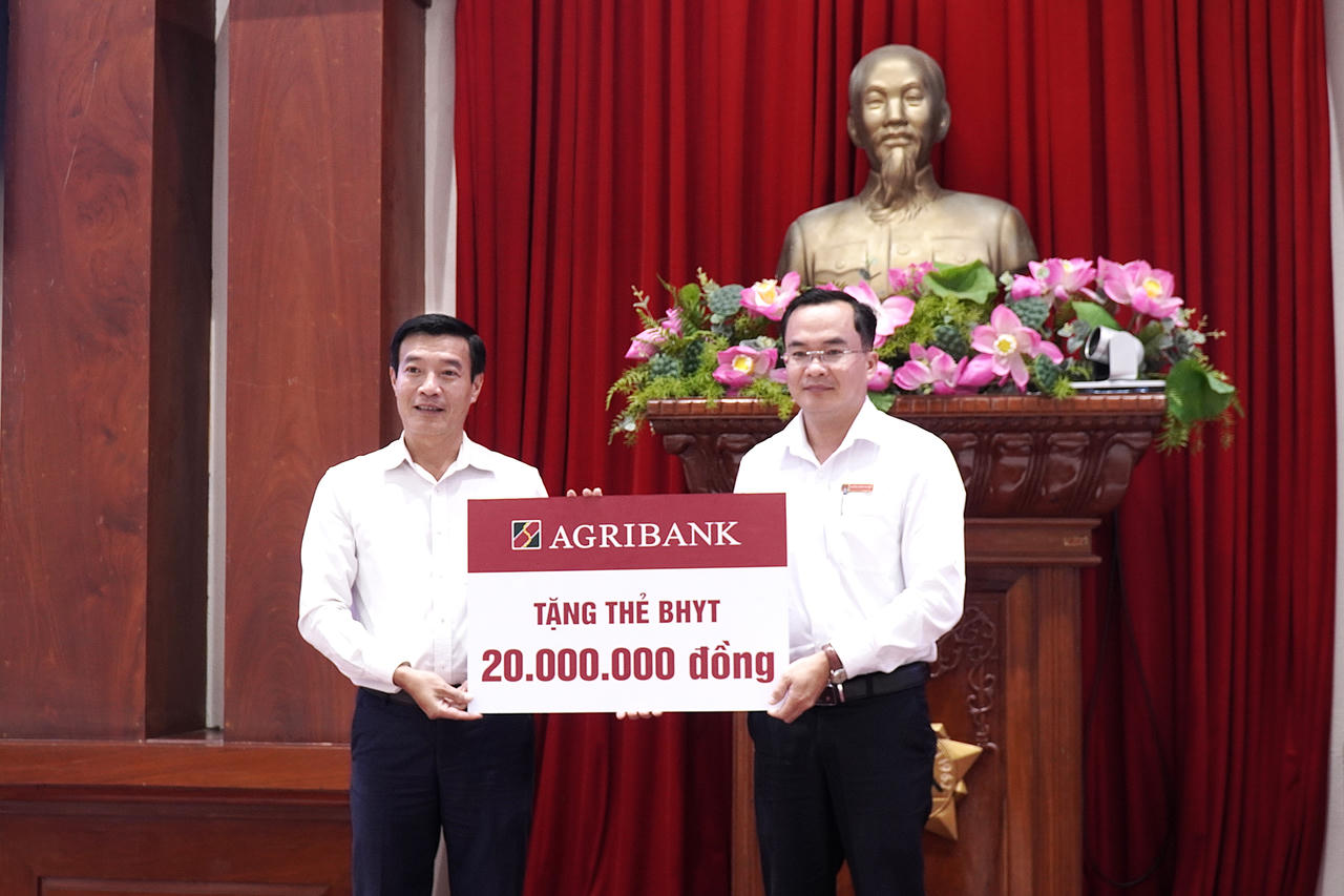 BHXH Tiền Giang trao gần 13.900 thẻ BHYT cho người dân có hoàn cảnh khó khăn 