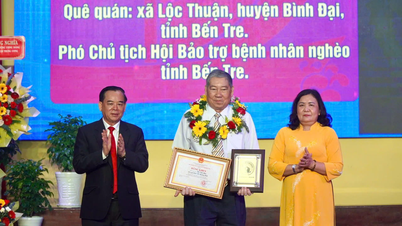 Ông Nguyễn Trọng Nghĩa dự lễ kỷ niệm 50 năm Ngày Giải phóng tỉnh Bến Tre