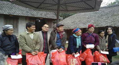 Những tấm lòng hảo tâm “gõ cửa” từng nhà sưởi ấm tết vùng cao