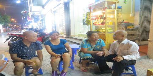 Nghệ sĩ Hán Văn Tình đi xe buýt chăm vợ ốm