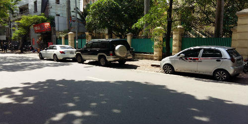 Đội trưởng đội thanh tra giao thông Ba Đình dừng, đỗ xe sai quy định?