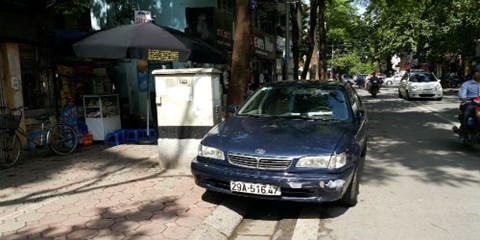 Bất bình khi Đội trưởng TTGT “lấn vỉa hè” vẫn khẳng định đúng luật