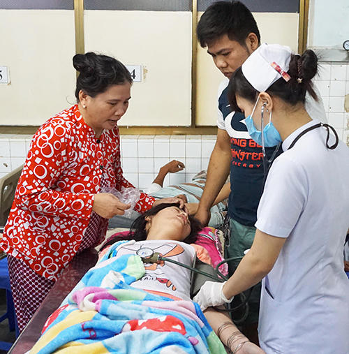 Bệnh viện Bình Dương kẹt cứng bởi hàng nghìn công nhân bị ngộ độc