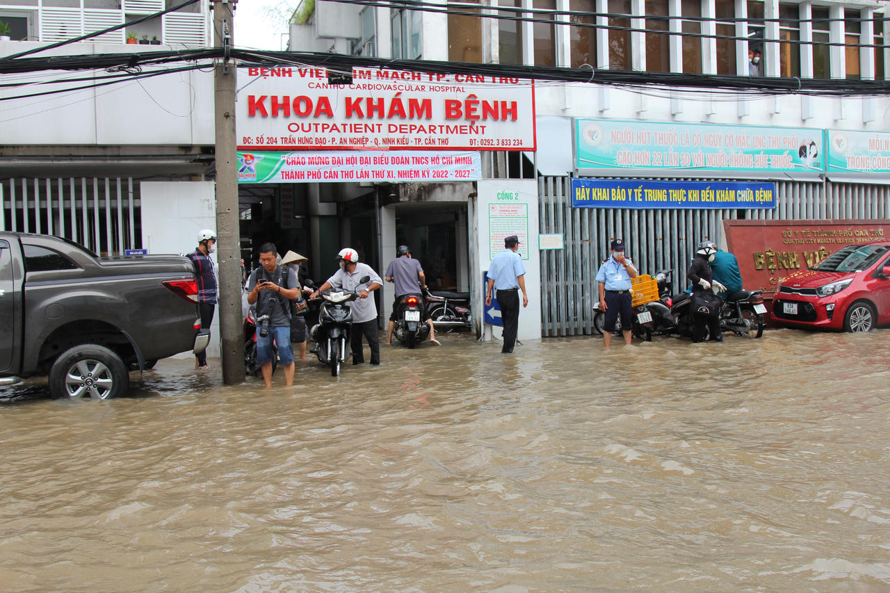 Đường TP Cần Thơ ngập trong triều cường
