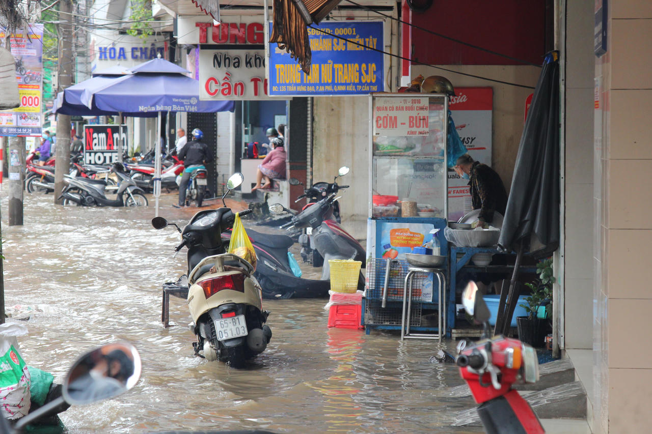Đường TP Cần Thơ ngập trong triều cường