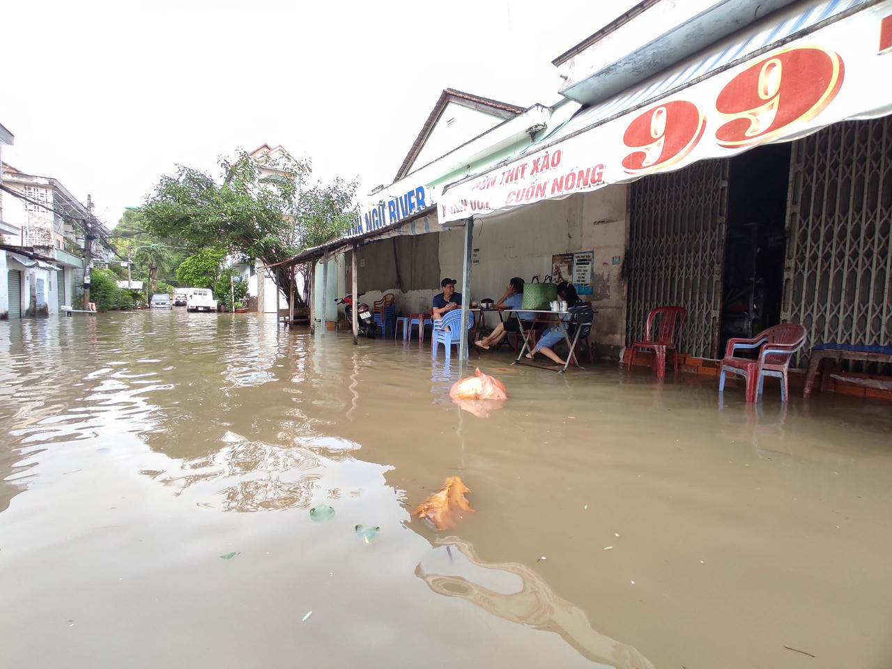 Cảnh triều cường tràn vào nhà làm xáo trộn cuộc sống người Cần Thơ