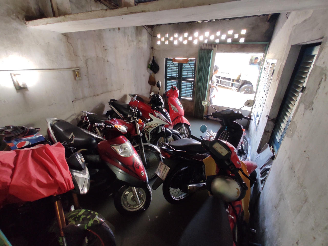 Cảnh triều cường tràn vào nhà làm xáo trộn cuộc sống người Cần Thơ