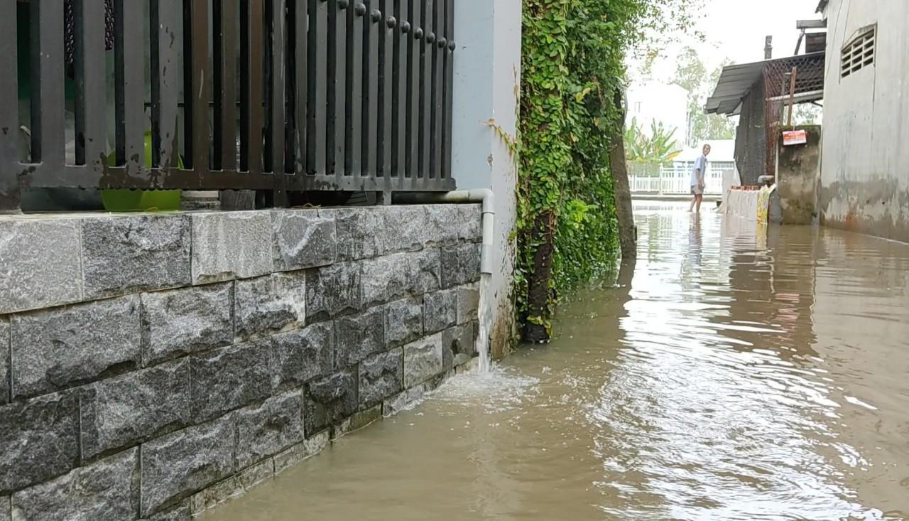 Cảnh triều cường tràn vào nhà làm xáo trộn cuộc sống người Cần Thơ