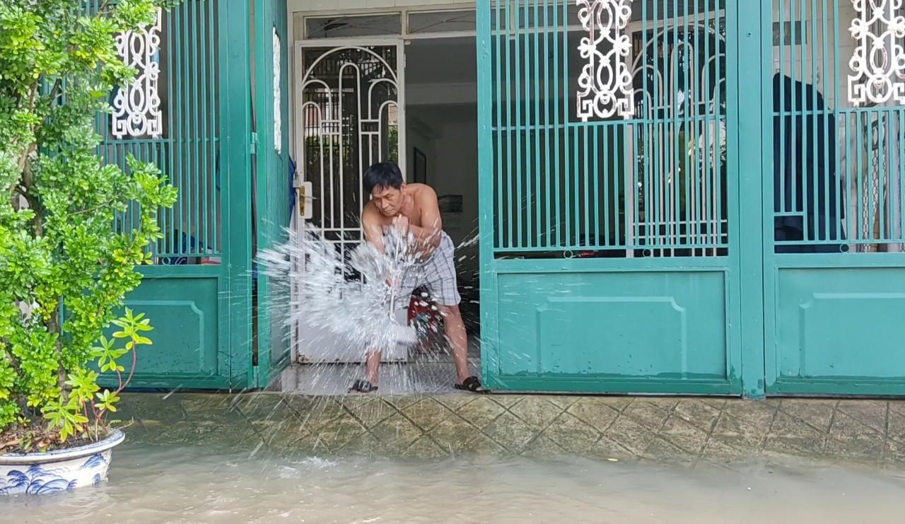 Cảnh triều cường tràn vào nhà làm xáo trộn cuộc sống người Cần Thơ