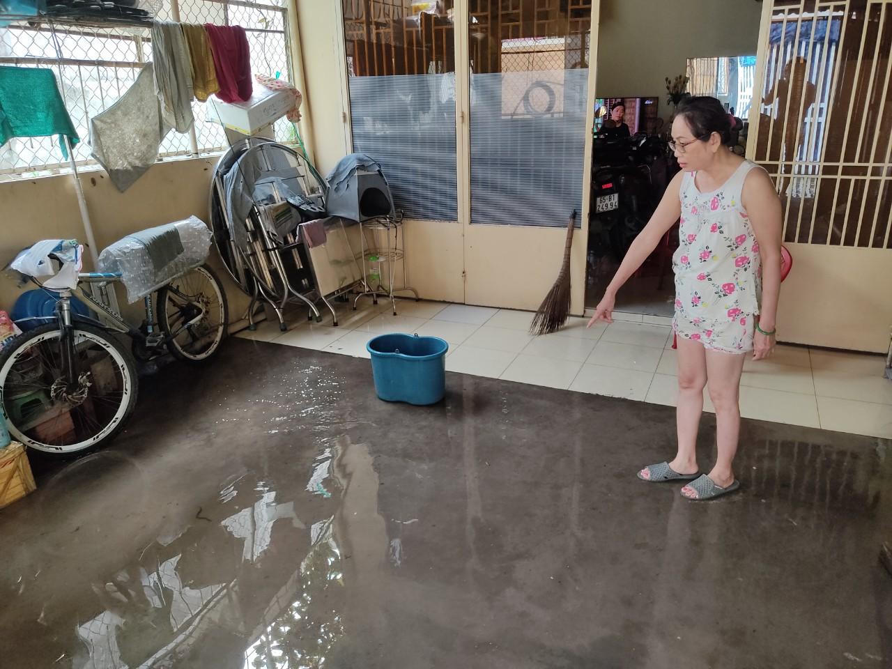 Cảnh triều cường tràn vào nhà làm xáo trộn cuộc sống người Cần Thơ