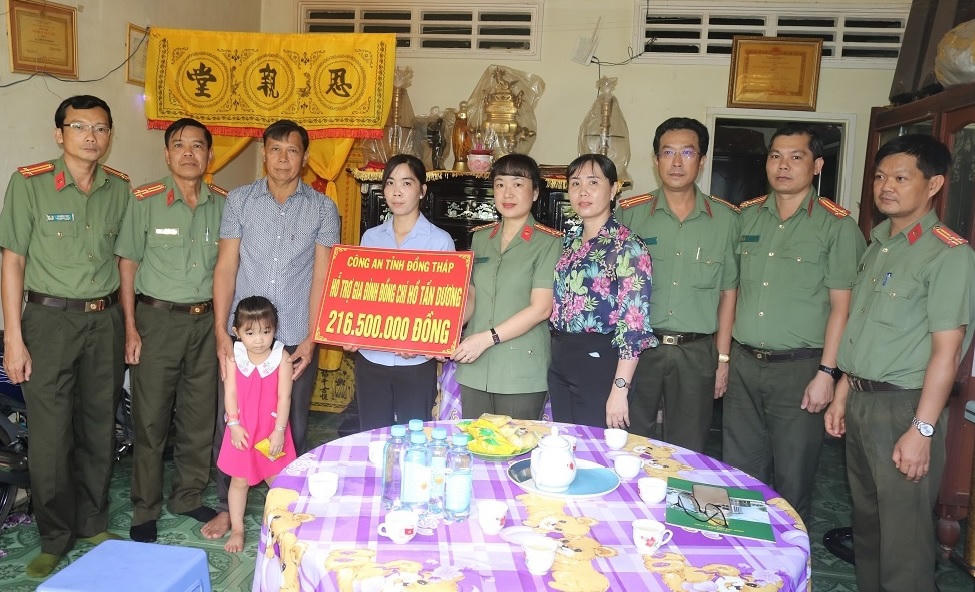 Trao tiền hỗ trợ gia đình Thiếu tá công an hy sinh khi làm nhiệm vụ