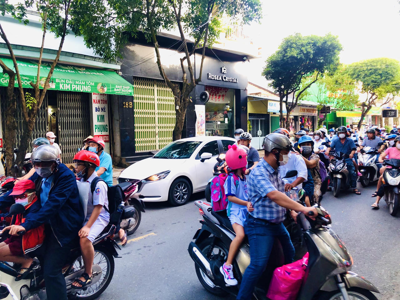 Phớt lờ biển báo, nhiều tài xế ô tô thản nhiên đi vào đường cấm ở Cần Thơ