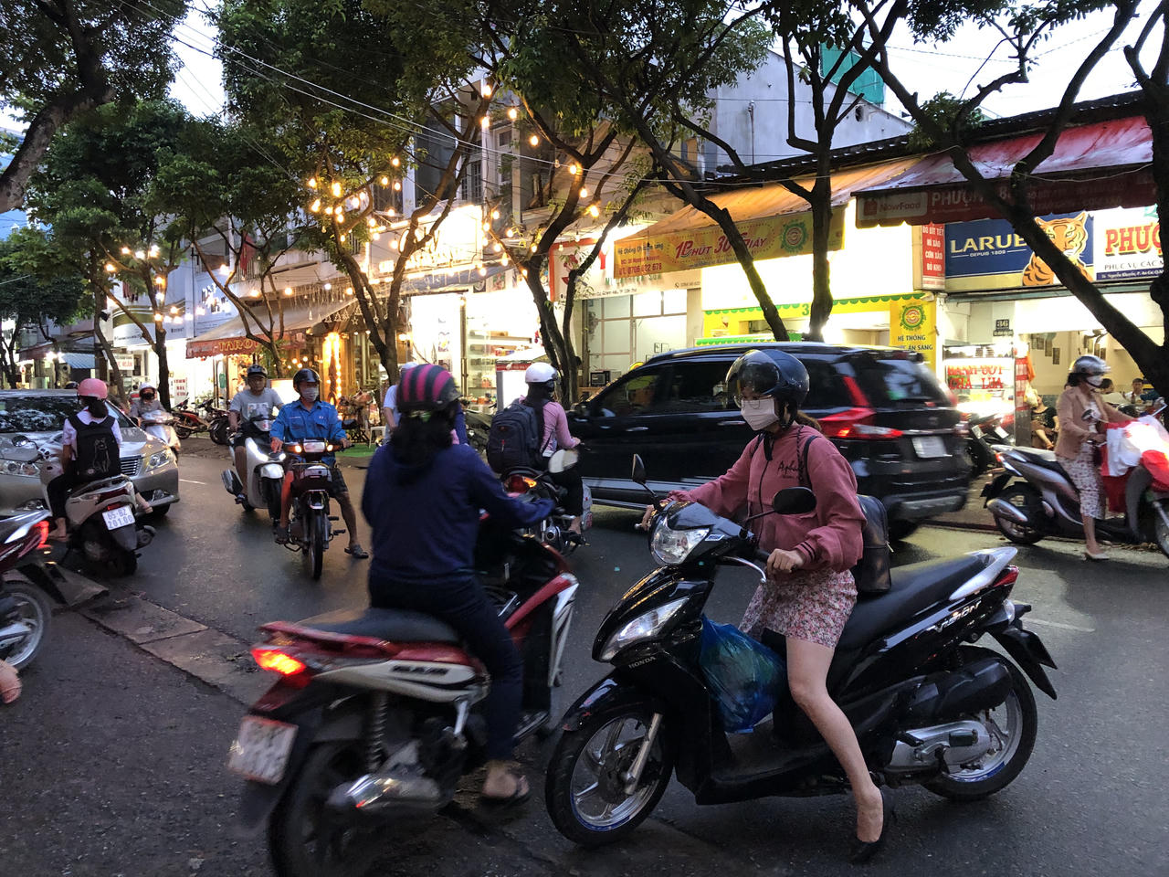 Phớt lờ biển báo, nhiều tài xế ô tô thản nhiên đi vào đường cấm ở Cần Thơ