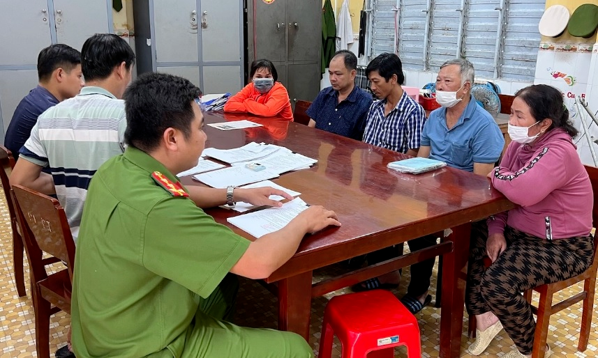 Tụ tập lắc tài xỉu, 9 con bạc bị khởi tố